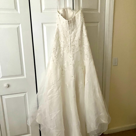David’s Bridal NWT Sample Ivory Wedding Gown - Picture 9 of 14